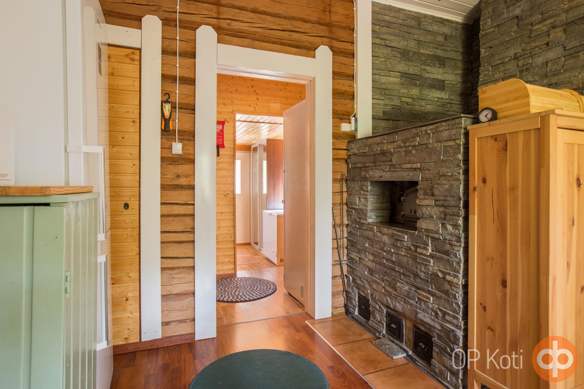 Keittiössä iso leivinuuni