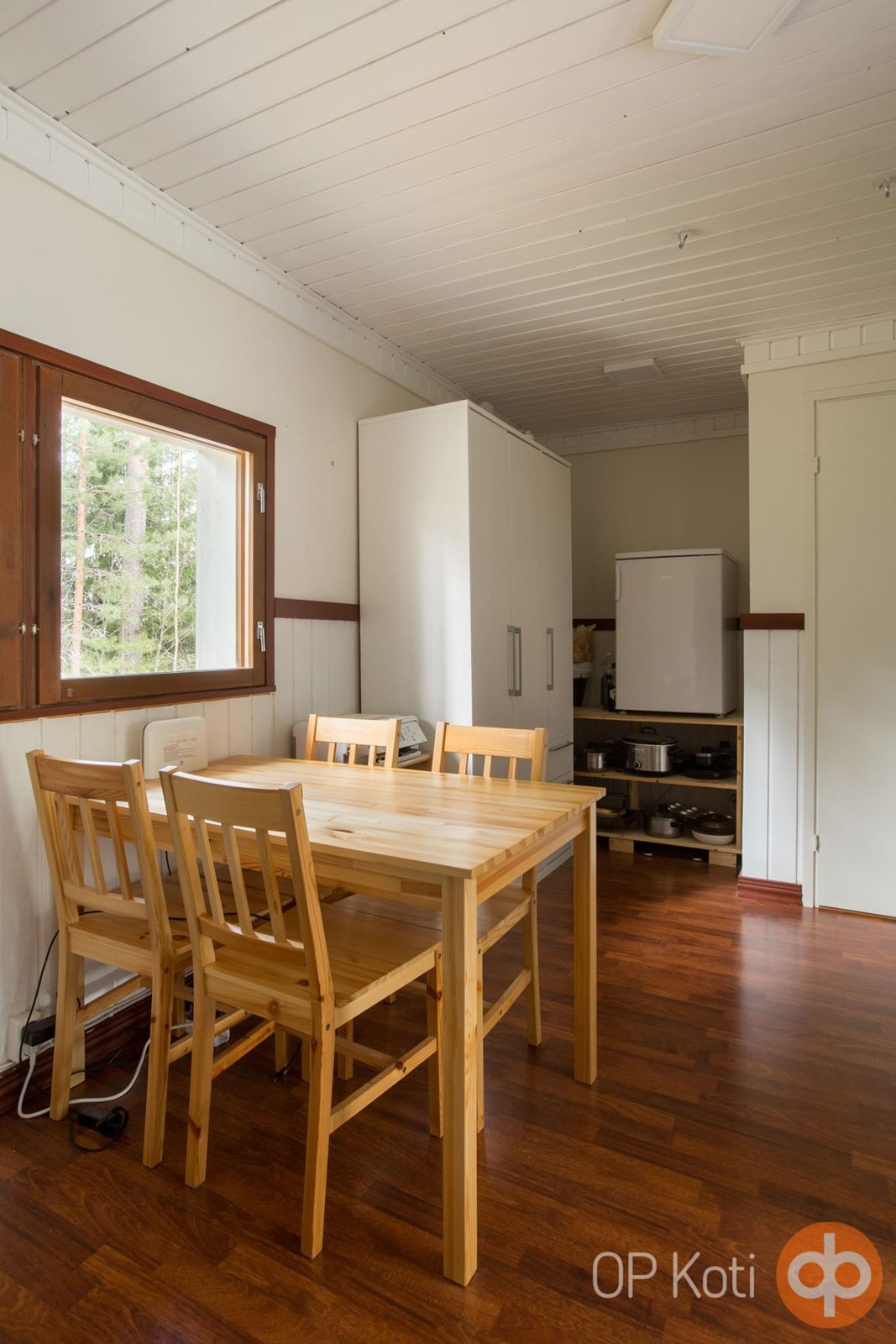 Huone, joka toimii ruokailutilana tai etätyöpistee