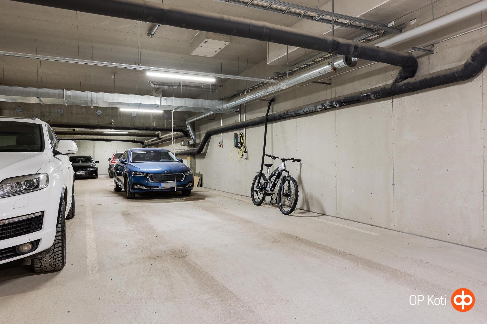 tilava autohallipaikka