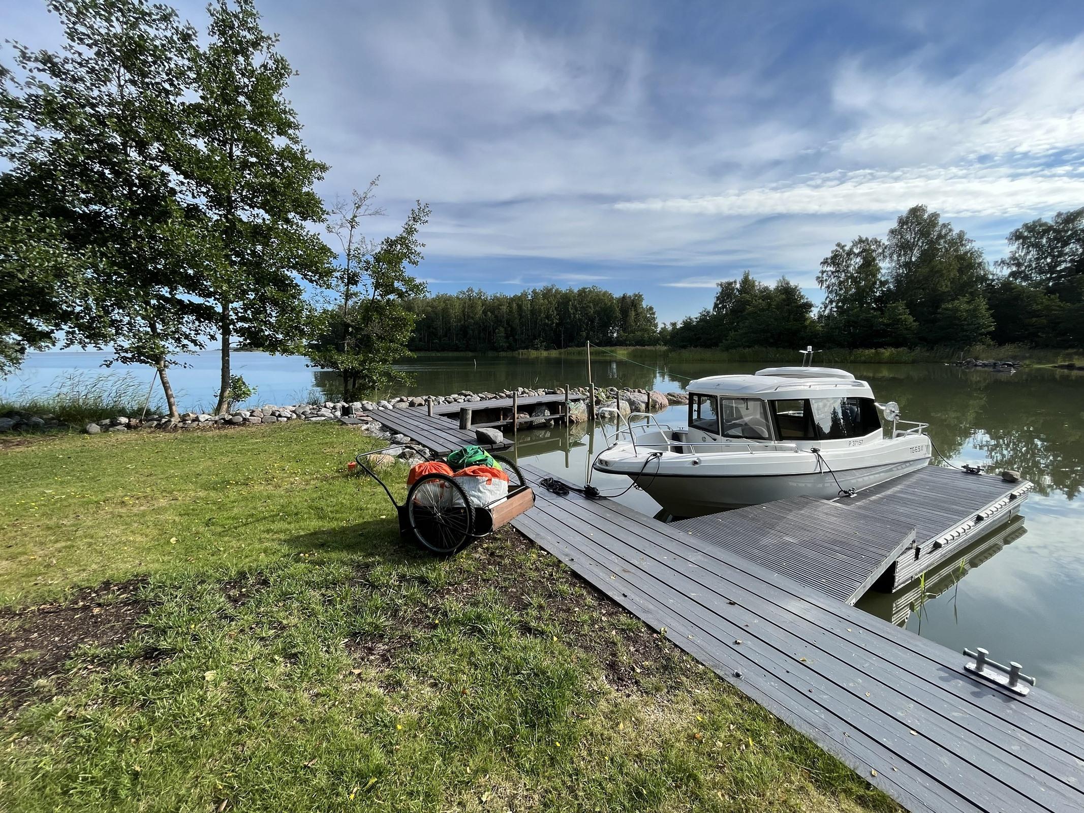 Veneranta ja tukeva laituri Hyviluodon pohjoispuol
