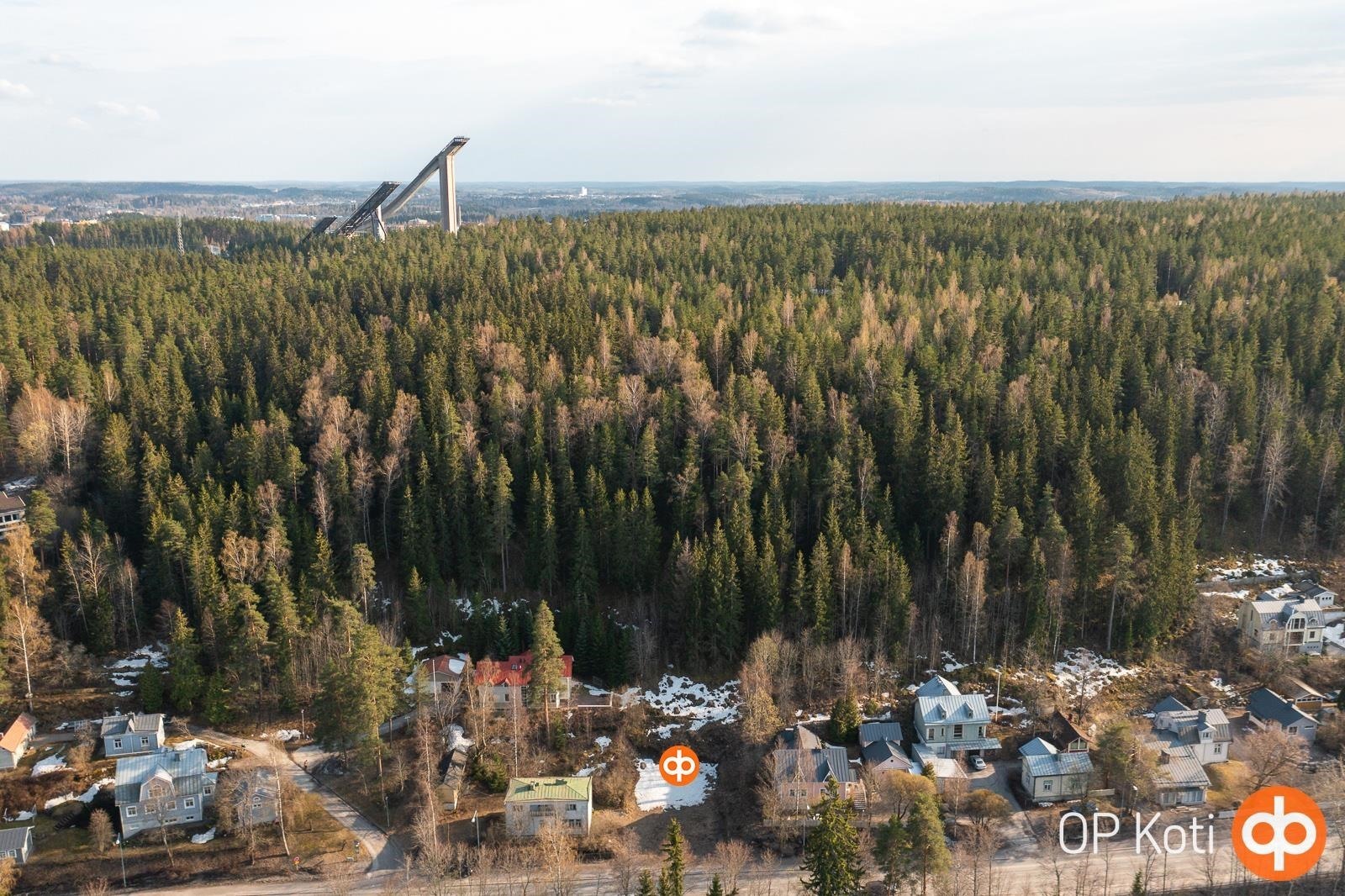 Drone kuvaa Salpausselän harjulle ja hyppyrimäkiin