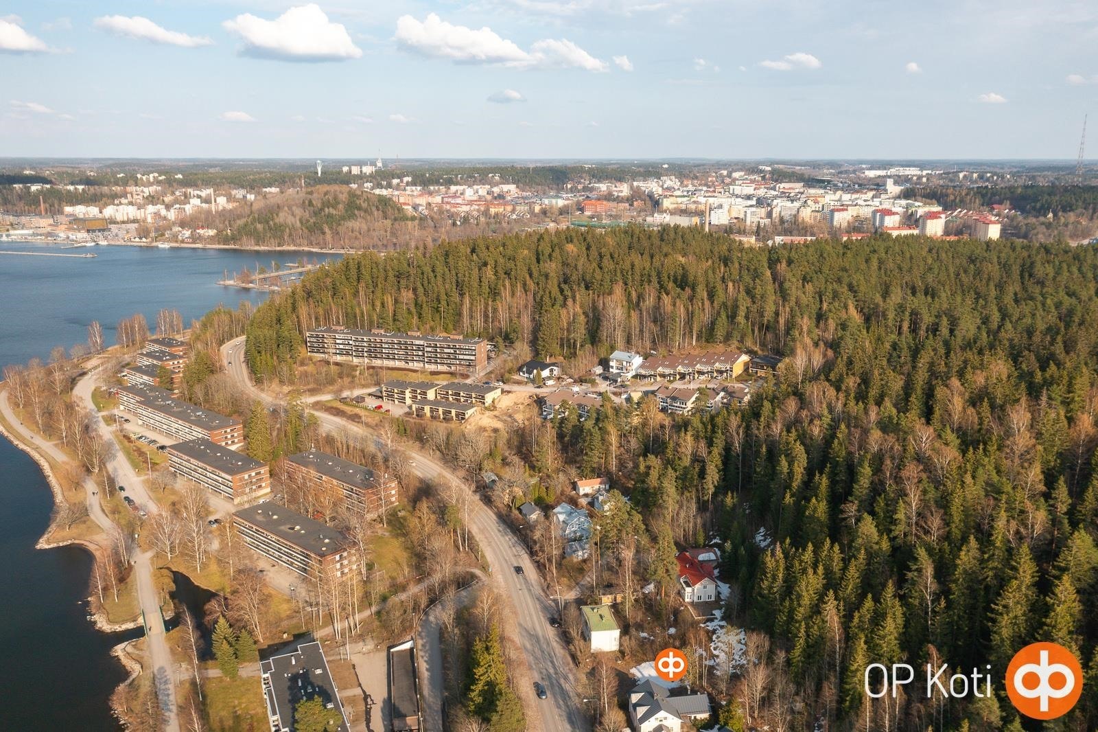 Drone kuvaa Vesijärveltä kaupunkiin.