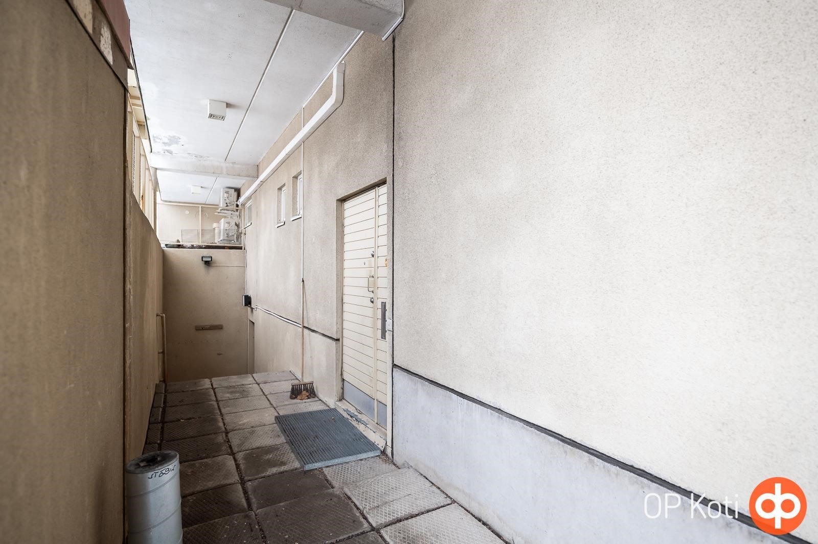 sisäänkäynti takapihalta