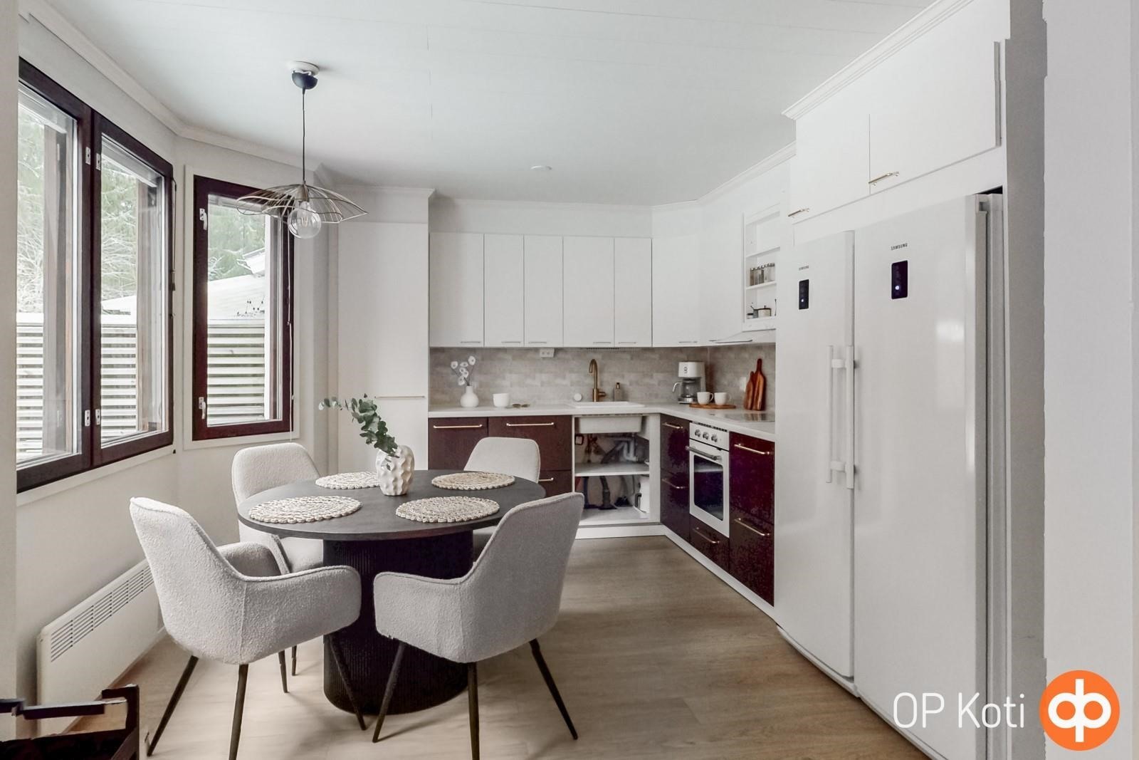 Kuvauksissa puuttuva allaskaapin ovi on asennettu