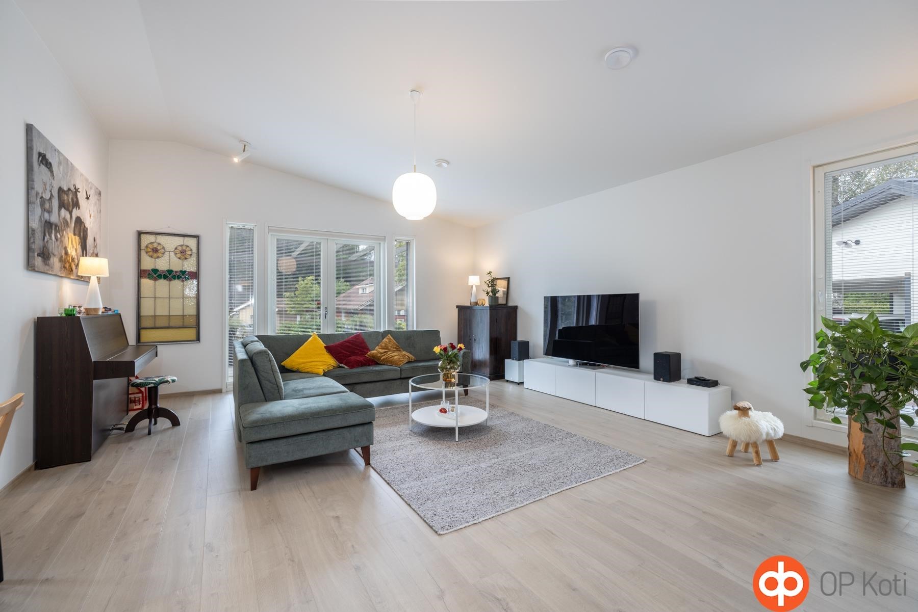 Olohuone, pariovet terassille