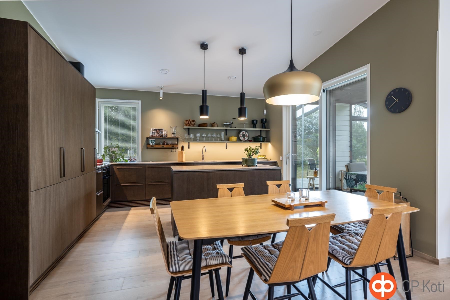 Ruokailutila ja keittiö