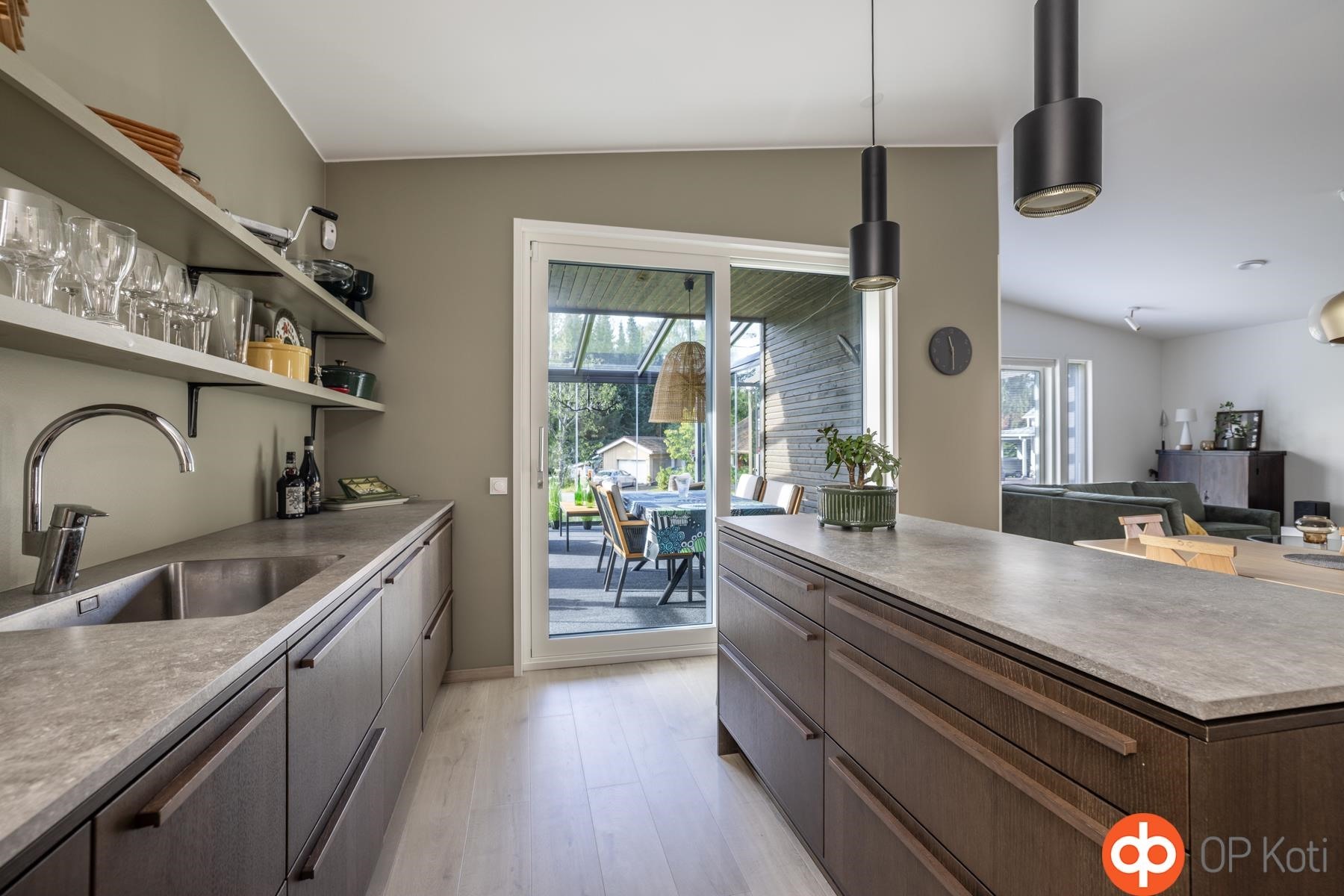 keittiöstä lasiterassille päin