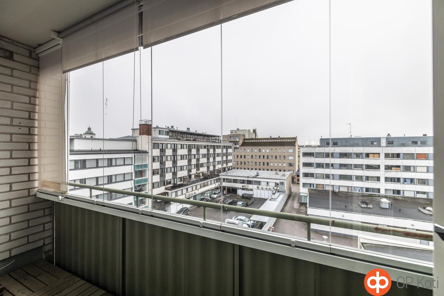 Lasitettu parveke sisäpihalle päin