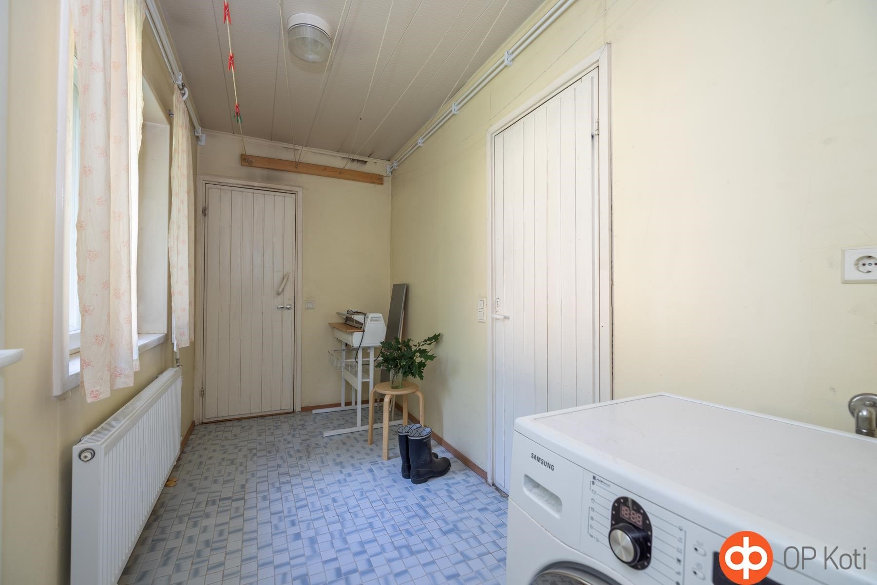 Kodinhoitotila, josta pääsee ulos, pesuhuoneeseen,