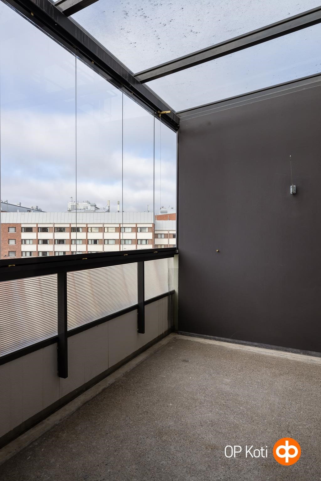 parvekkeessa lasikatto, joka antaa myös valoa