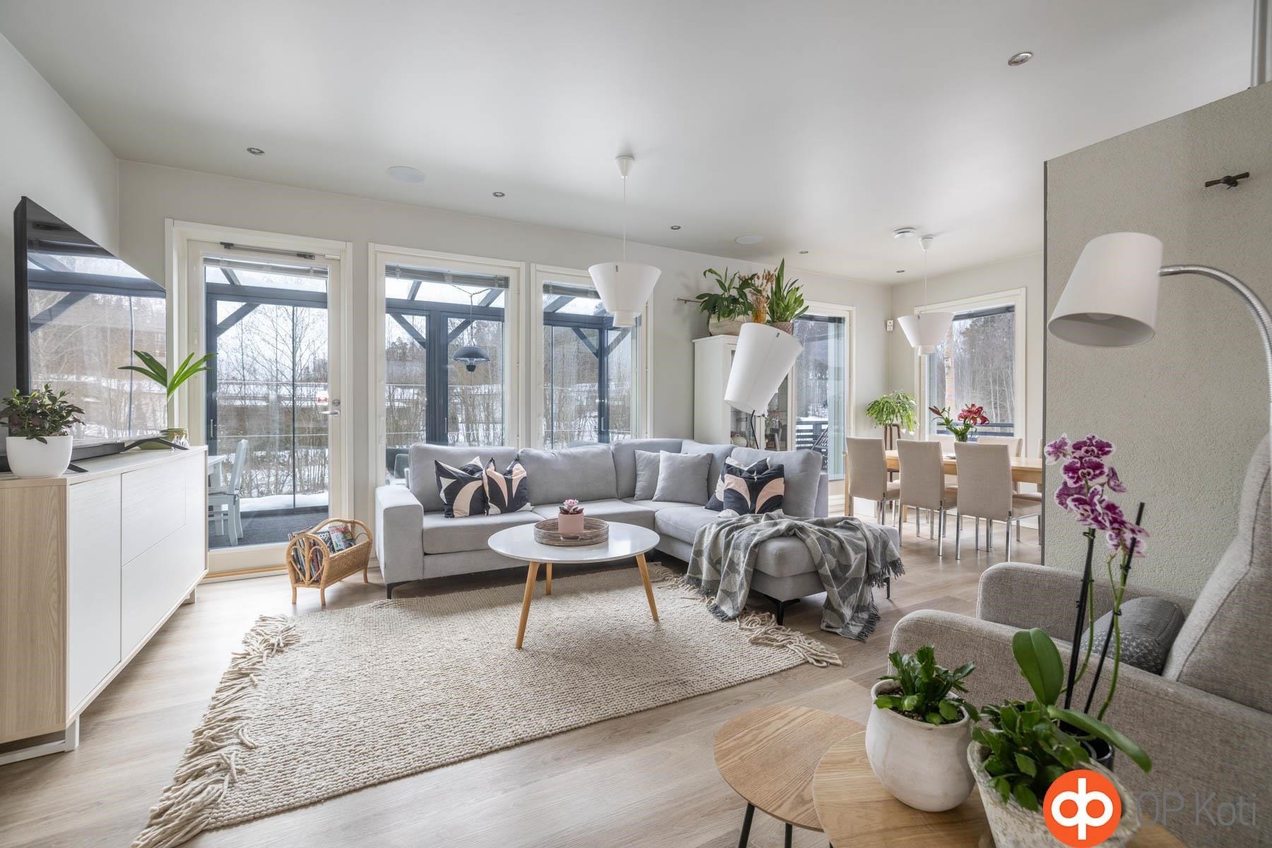 Olohuone, josta käynti lasitetulle terassille