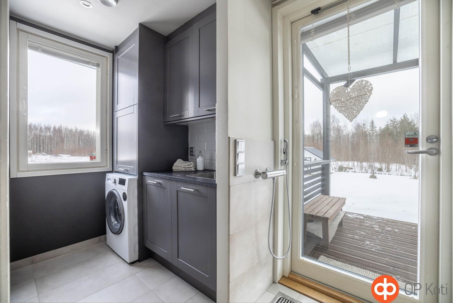 Kodinhoitohuone erillisellä sisäänkäynnillä