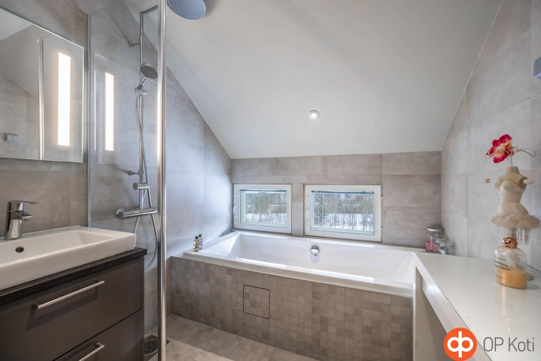 Yläkerran kylpyhuone