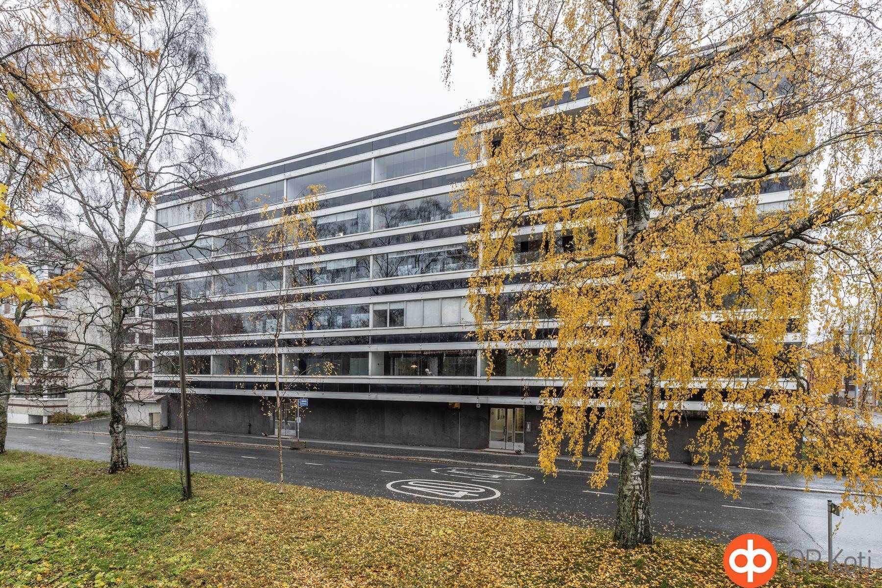 Julkisivu moottoritieltä päin