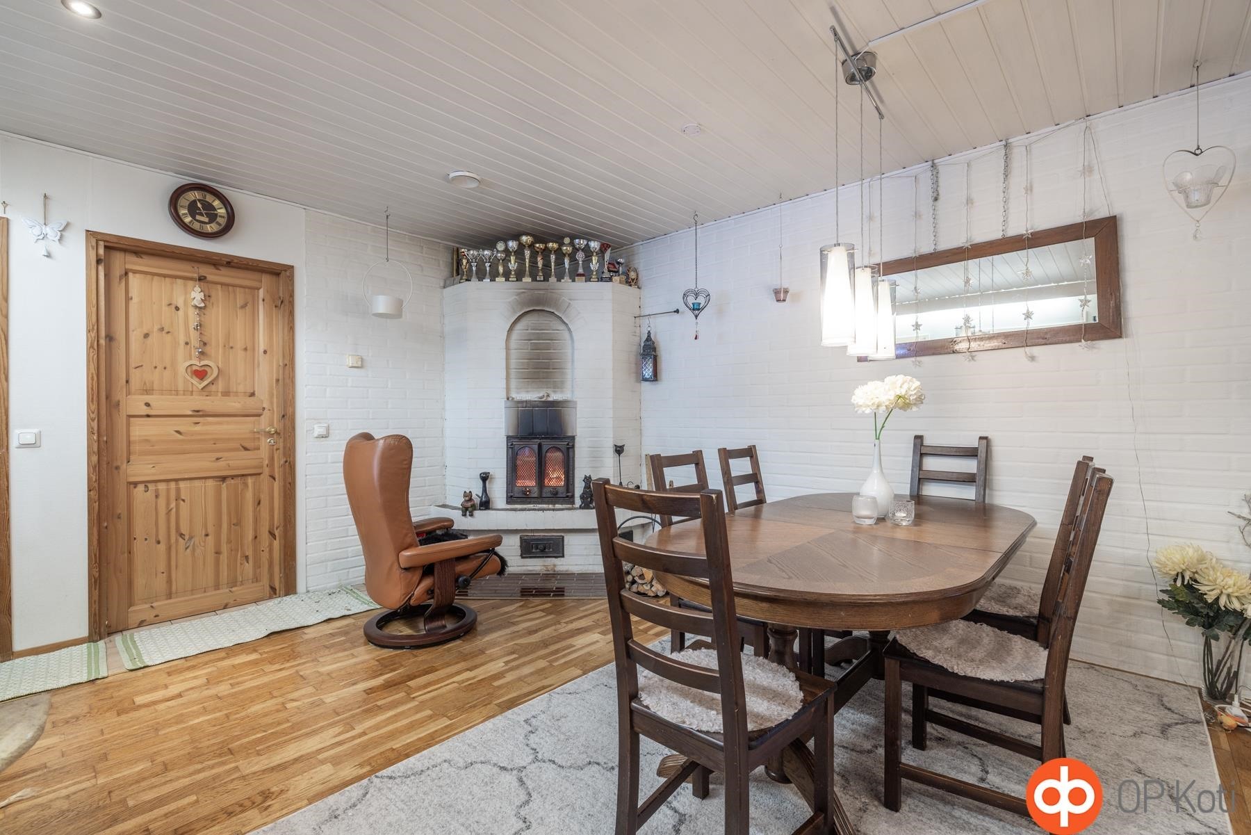 olohuoneen yhteydessä varaava takka