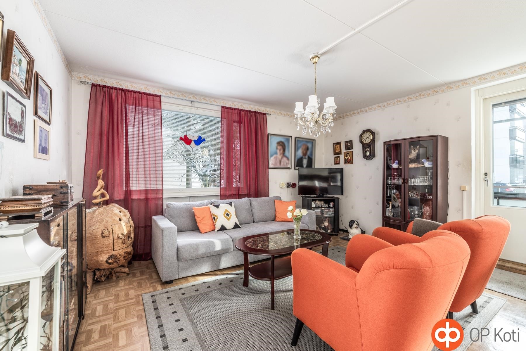 olohuone eteisestä katsoen