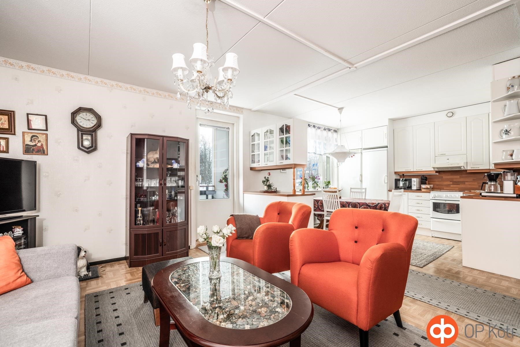 olohuone keittiön suuntaan