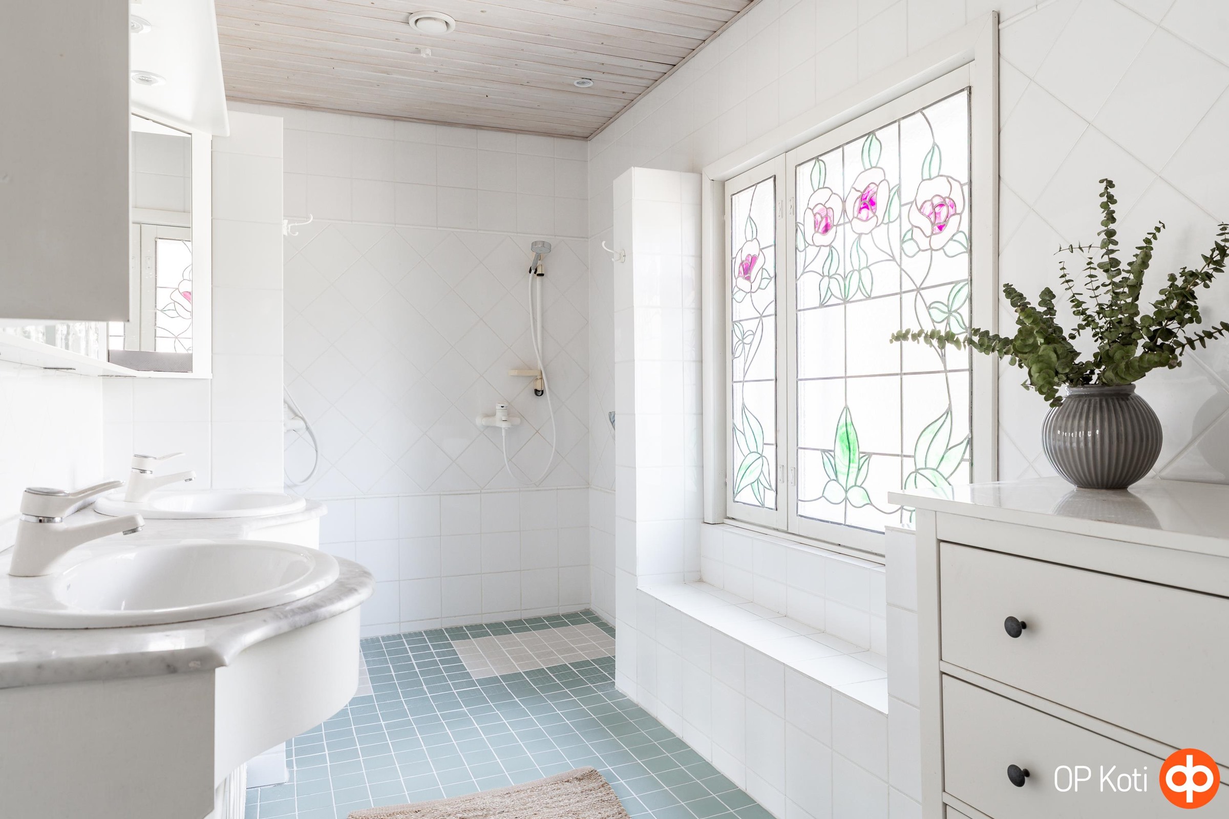 Yläkerran kylpyhuone