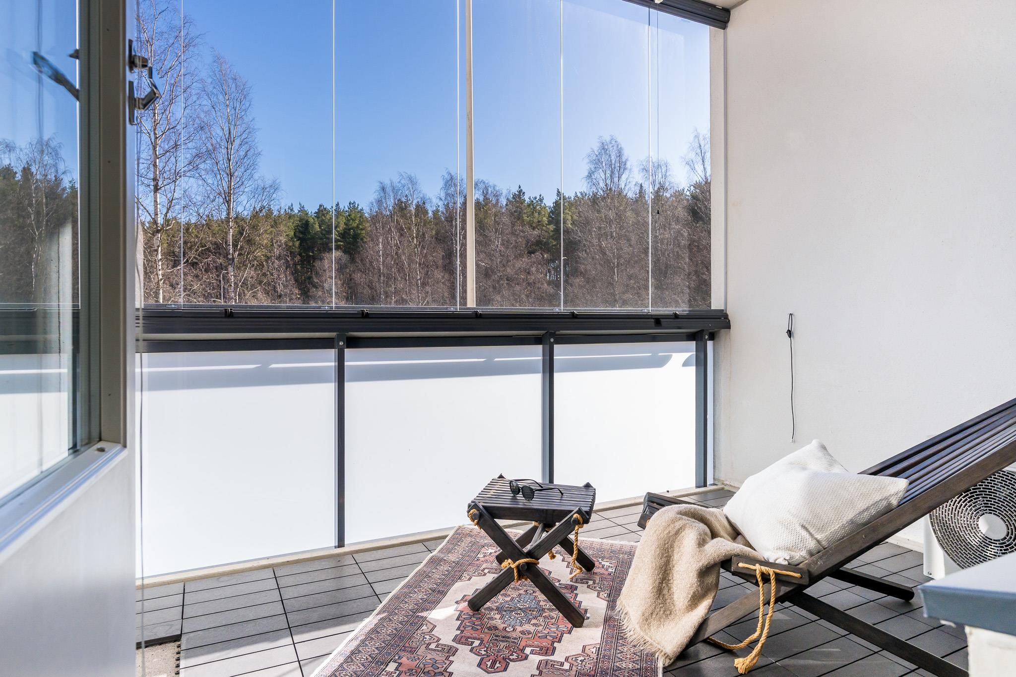 Aurinkoinen lasitettu terassiparveke