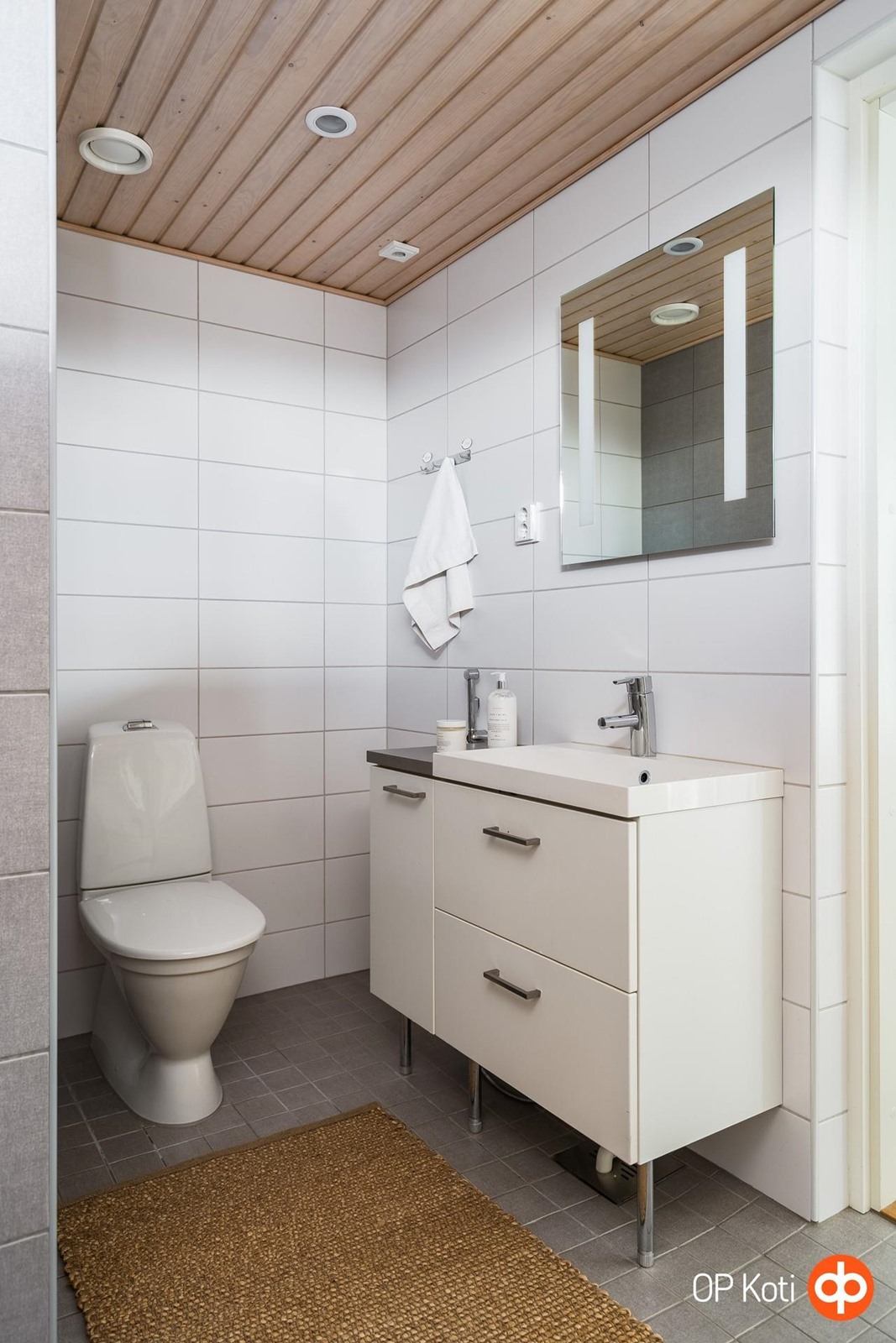 Kylpyhuoneessa on kaksi pesuallasta