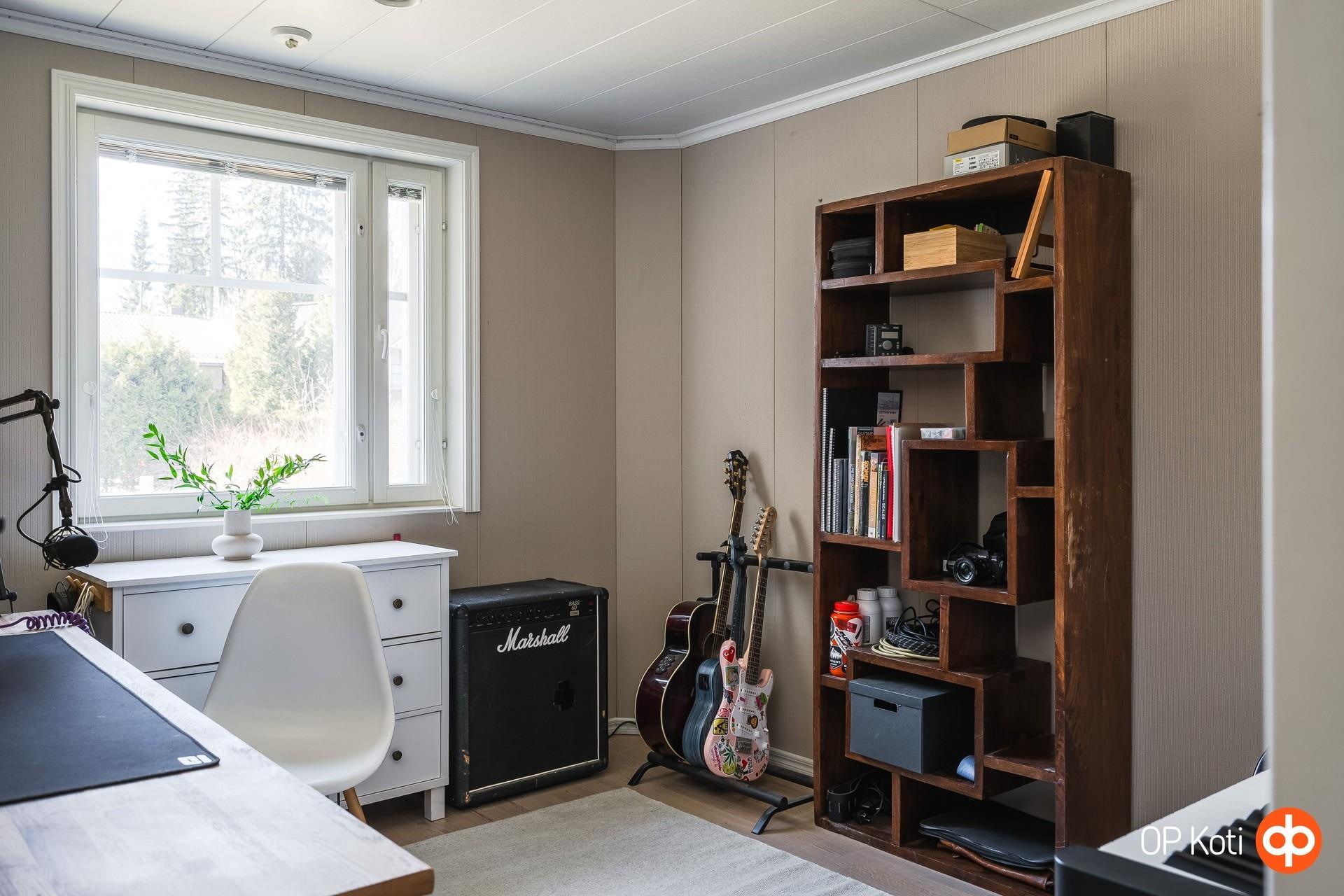 Alakerran äänieristetty huone