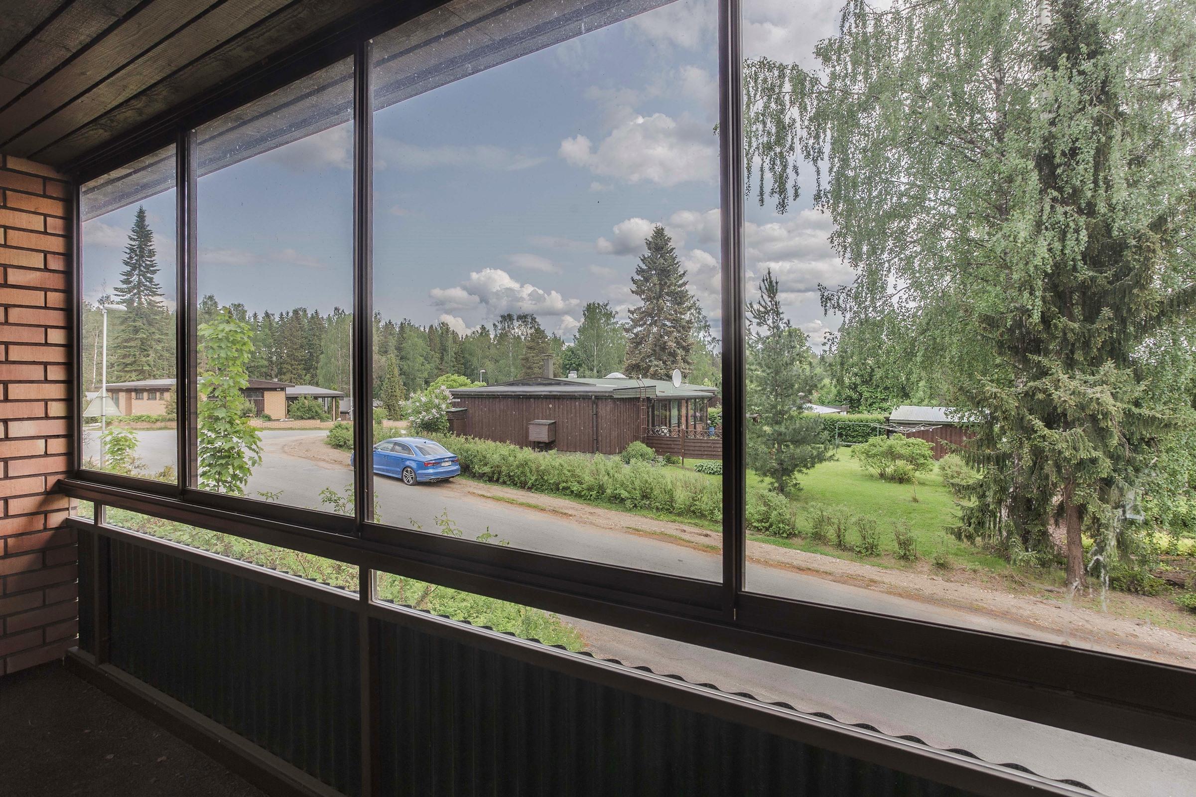 Lasitettu parveke. Parvekkeelle on käynti 3.makuuh