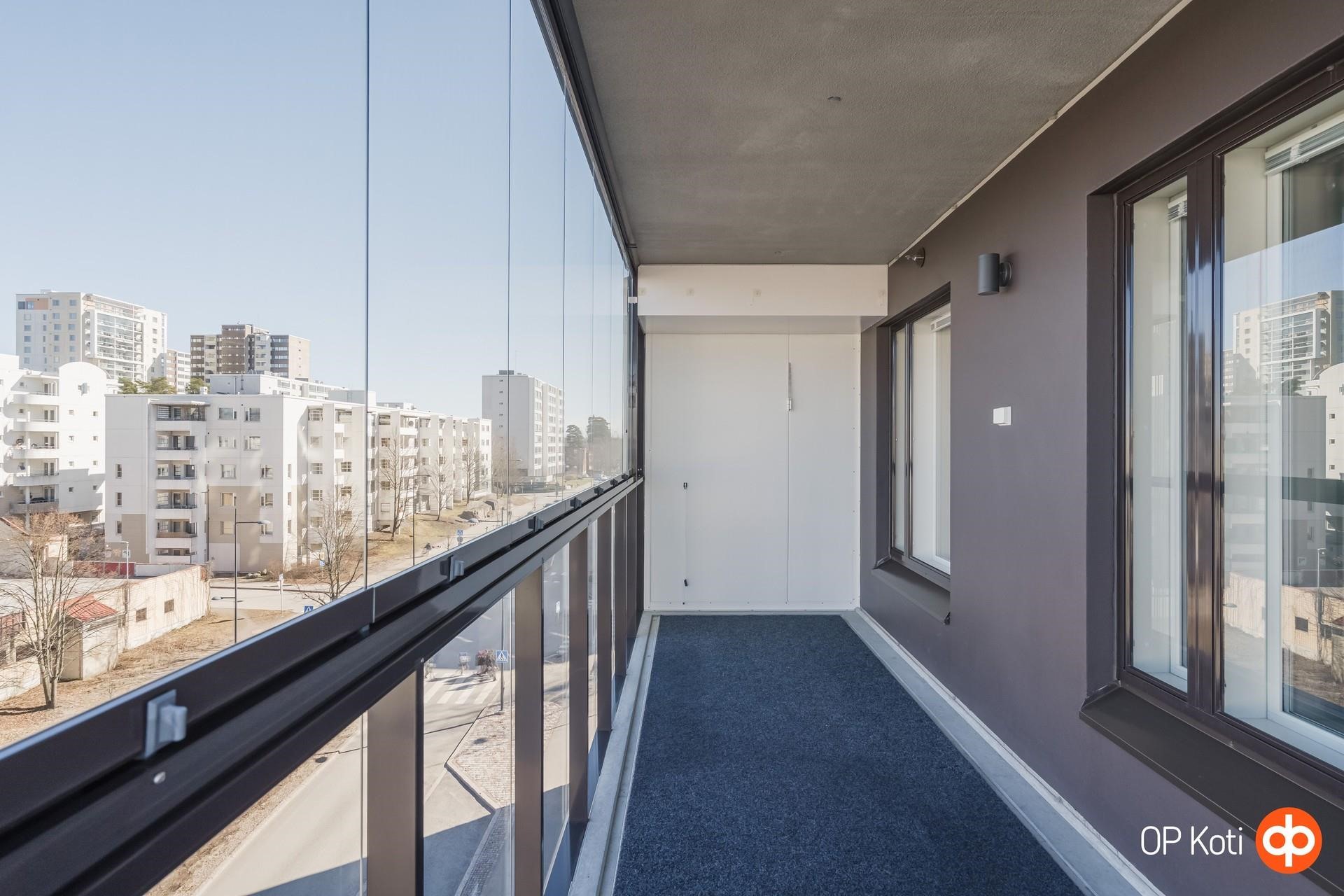 Tilava huoneiston levyinen lasitettu parveke