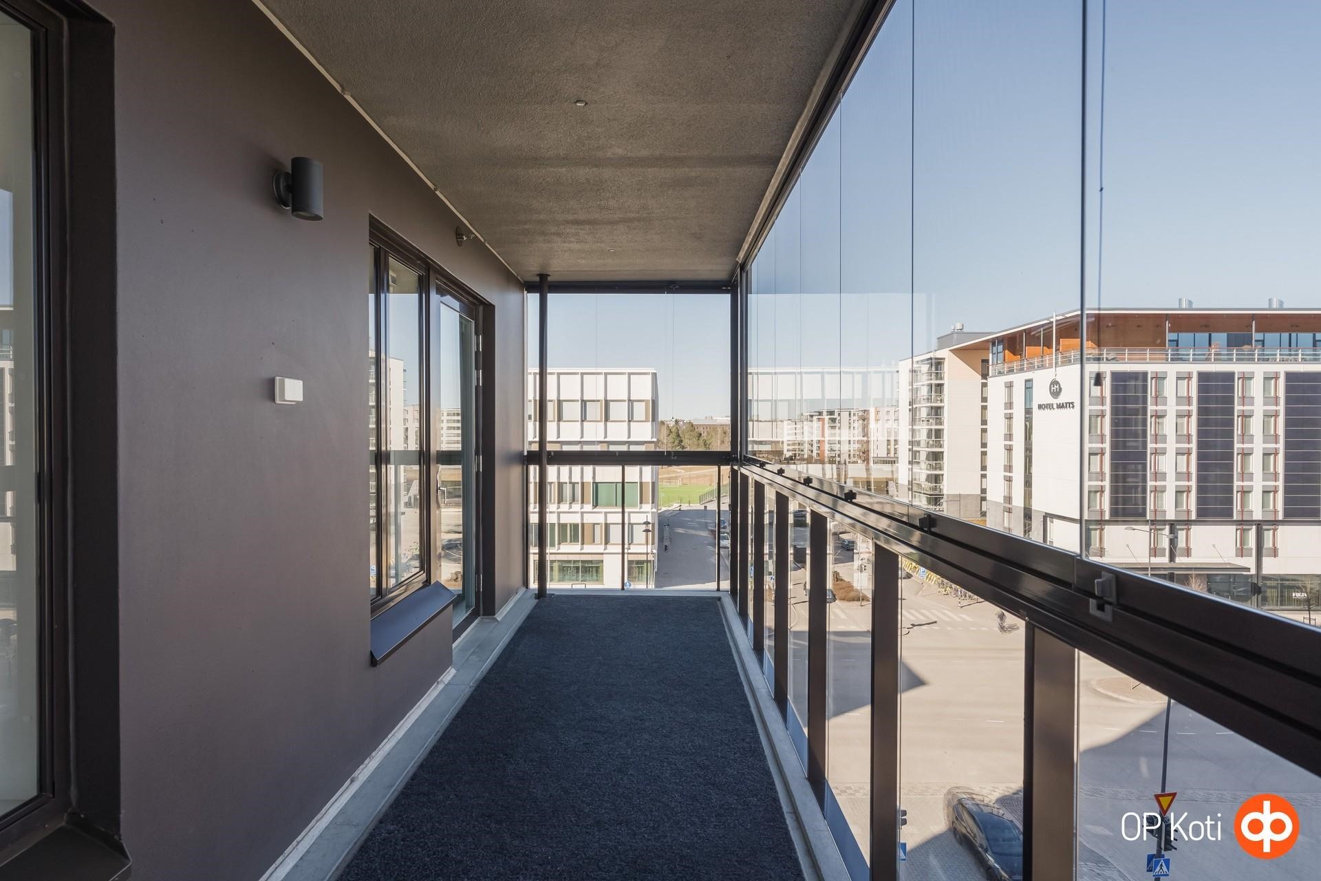 Tilava huoneiston levyinen lasitettu parveke