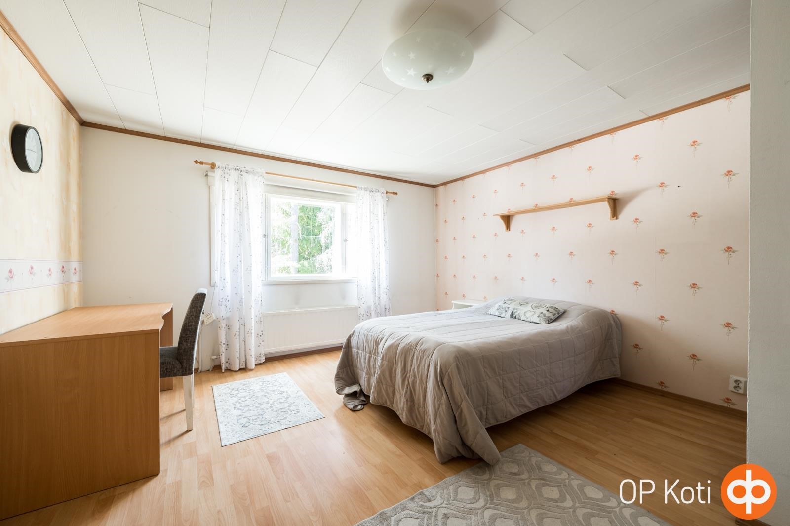 yläkerran makuuhuone