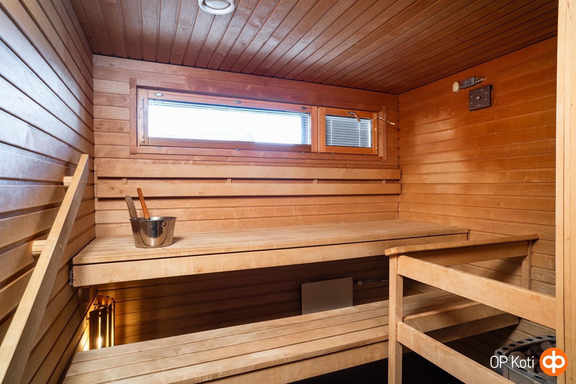 Taloyhtiön sauna 1. kerroksessa