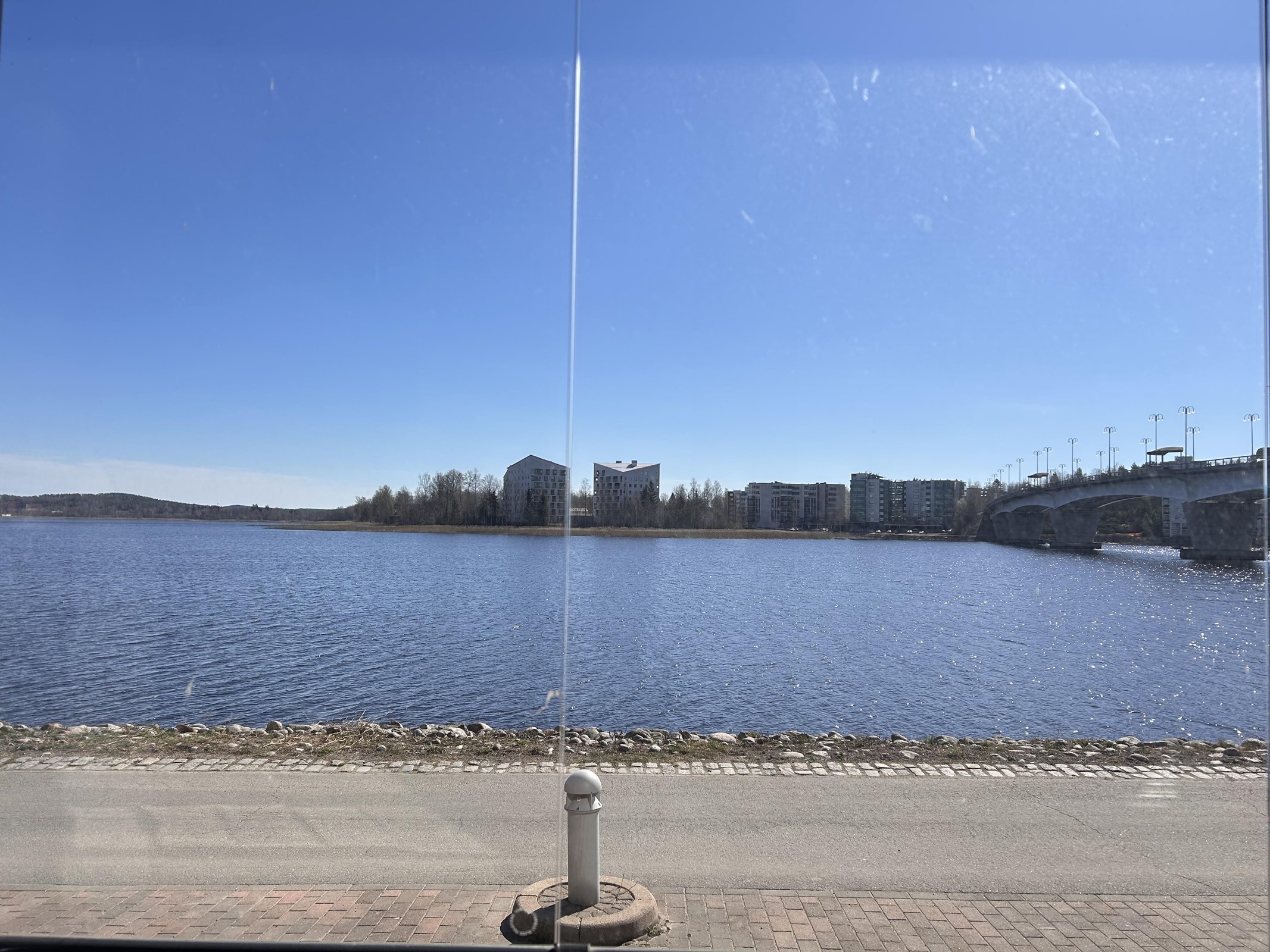 Näkymä lasiteltulta parvekkeelta