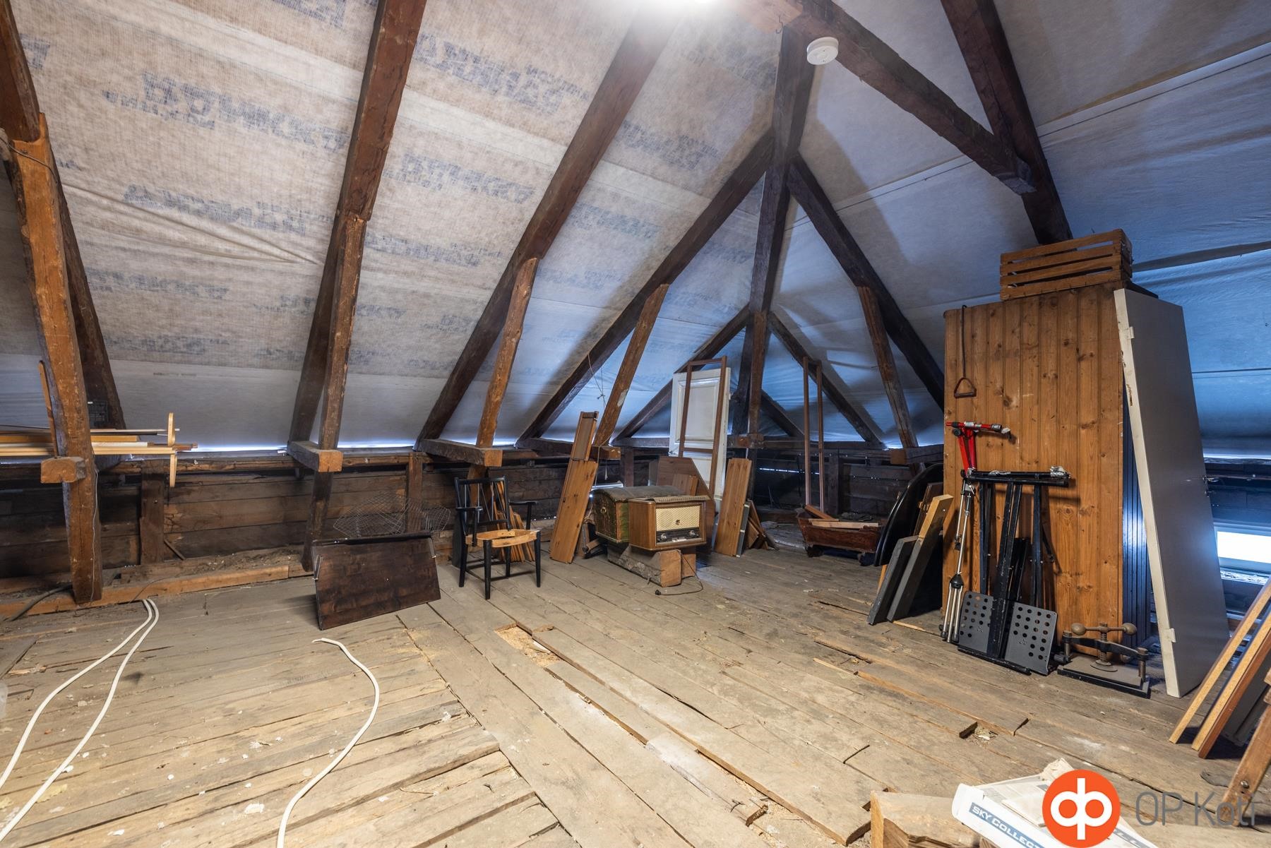 Yläkerran kylmää varastotilaa noin 40 m2