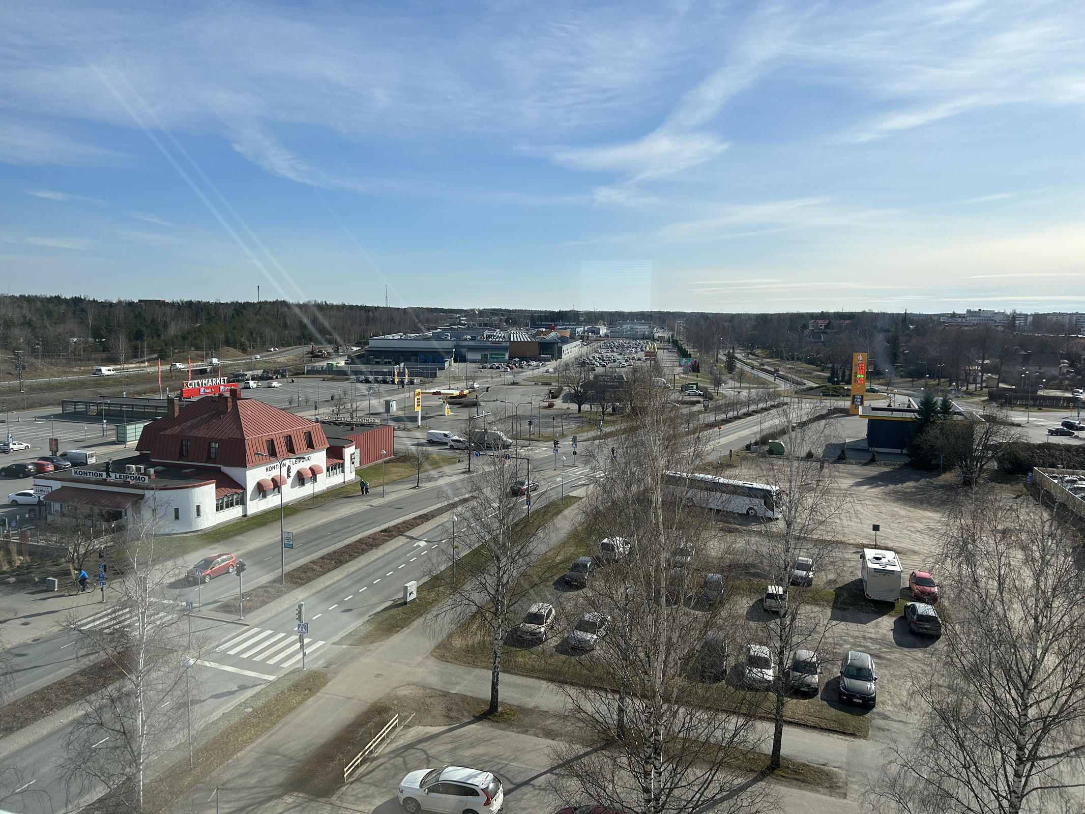 Näkymä makuuhuoneesta ja keittiöstä