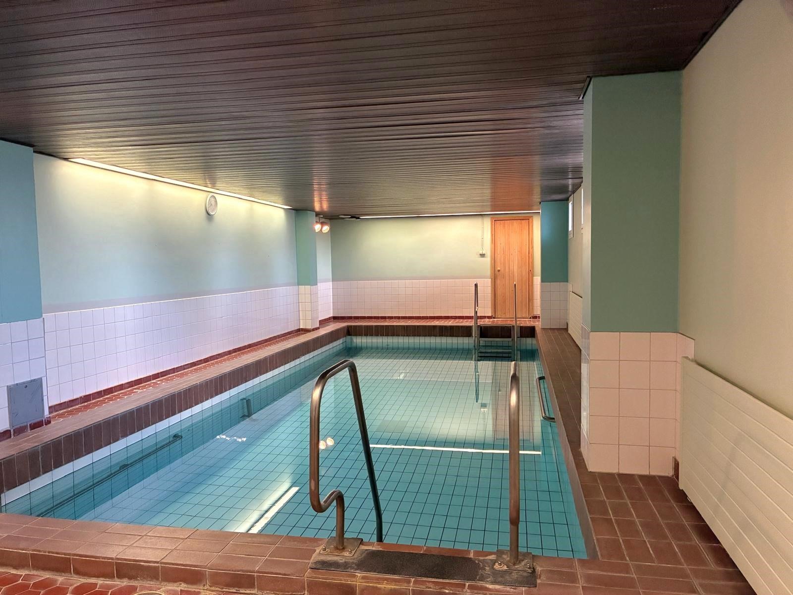 Uima-allas alakerrassa