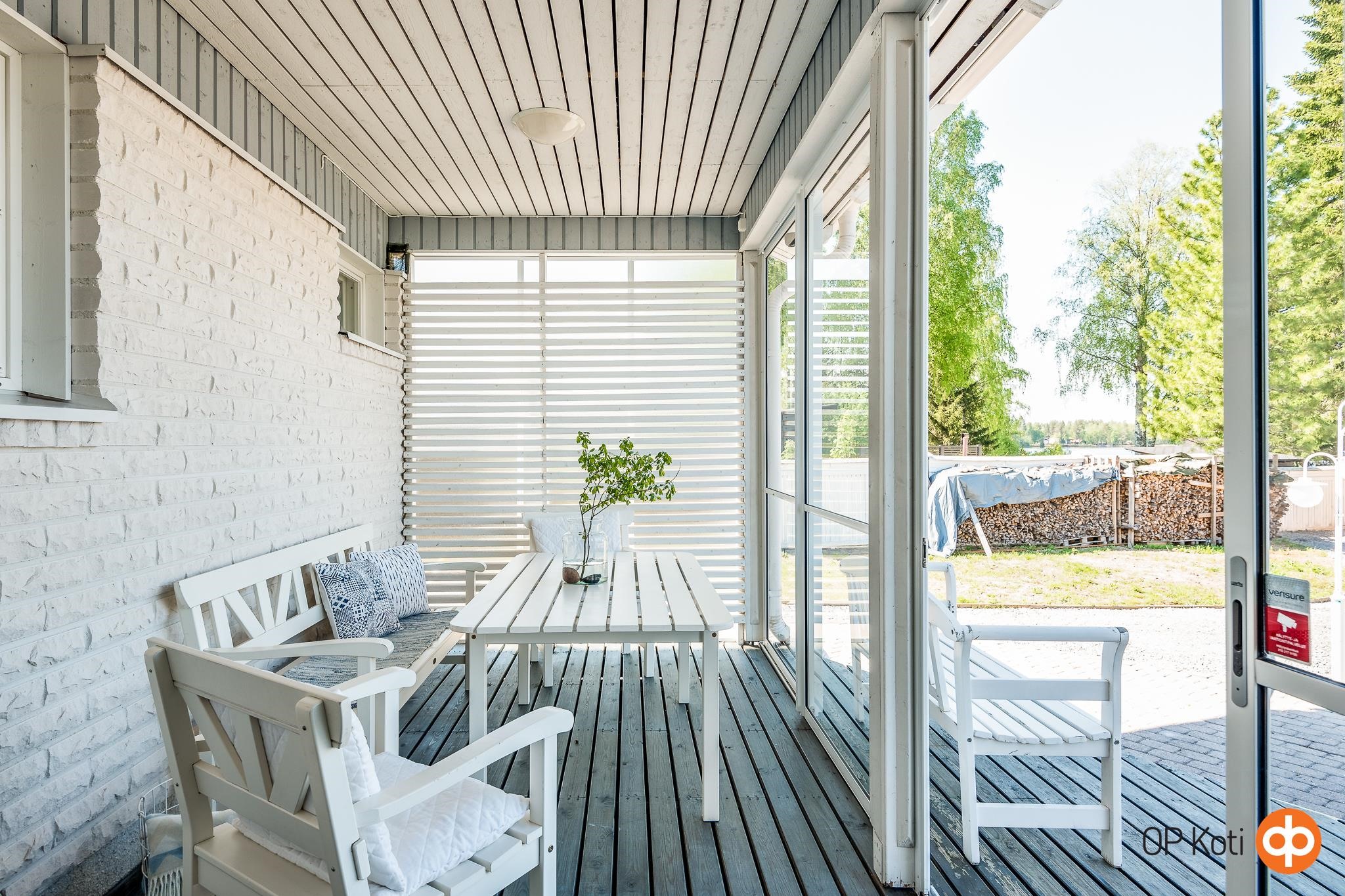 Rannan puolen lasitettu terassi