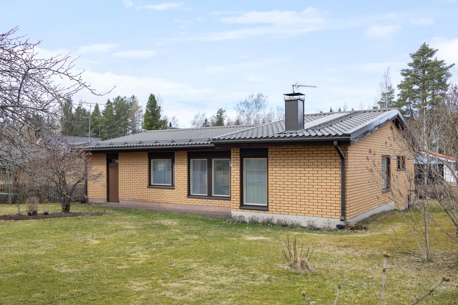 julksivu takapihan puolelta