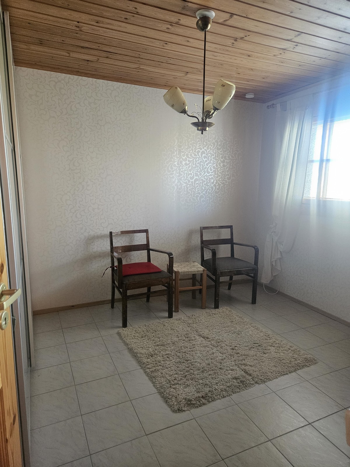 huone alakerrassa