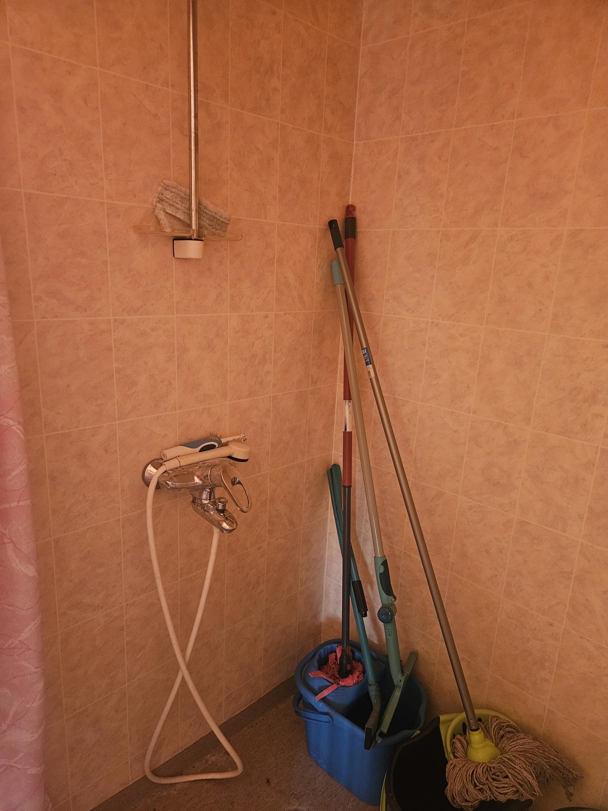 wc:n yhteyteen rakennettu suihkutila