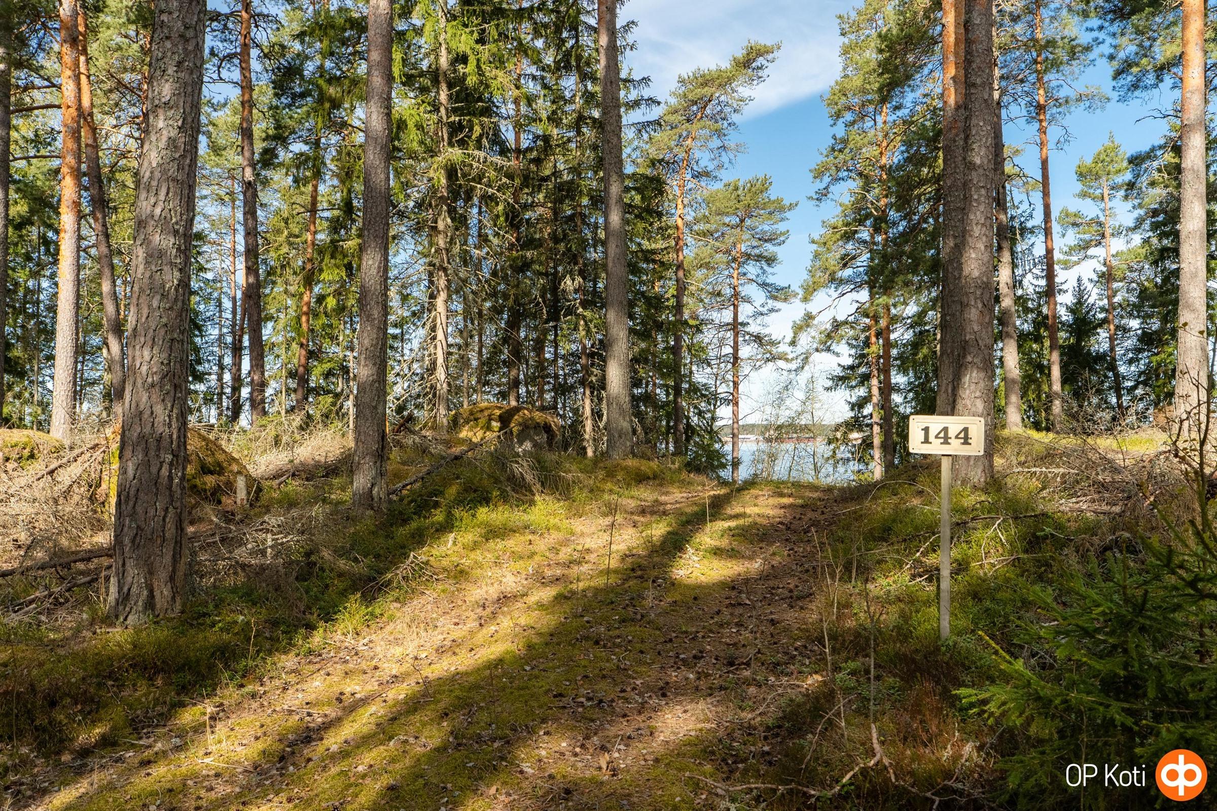 Määräala alkaa kyltin takaa.