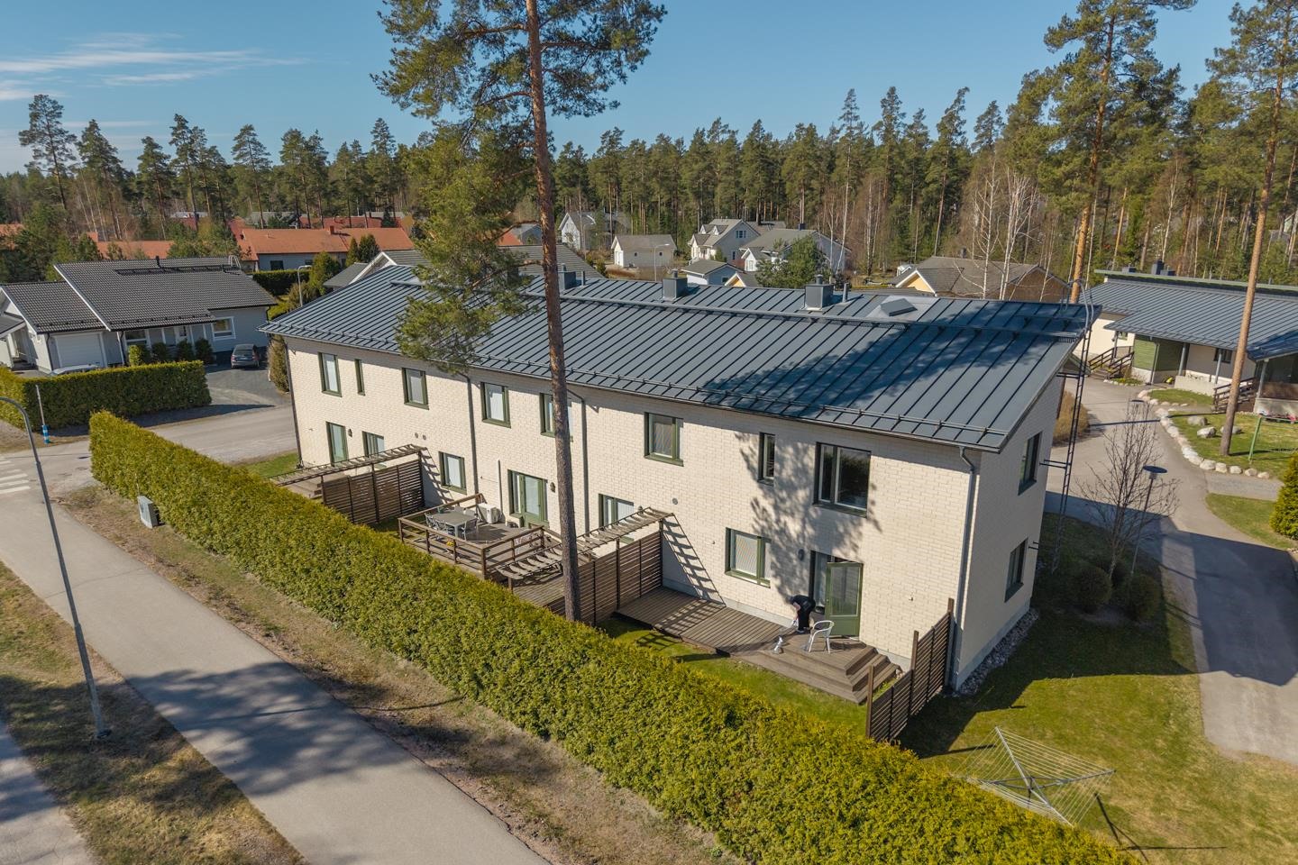 Fasad från vägen  / Julkisivu kadulta päin