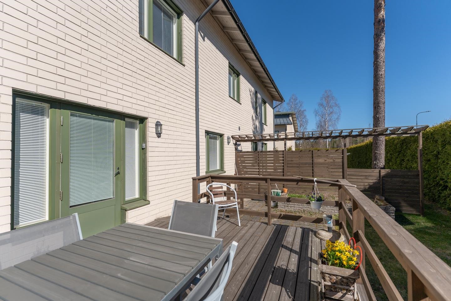 Terrass på bakgården / Terassi takapihalla