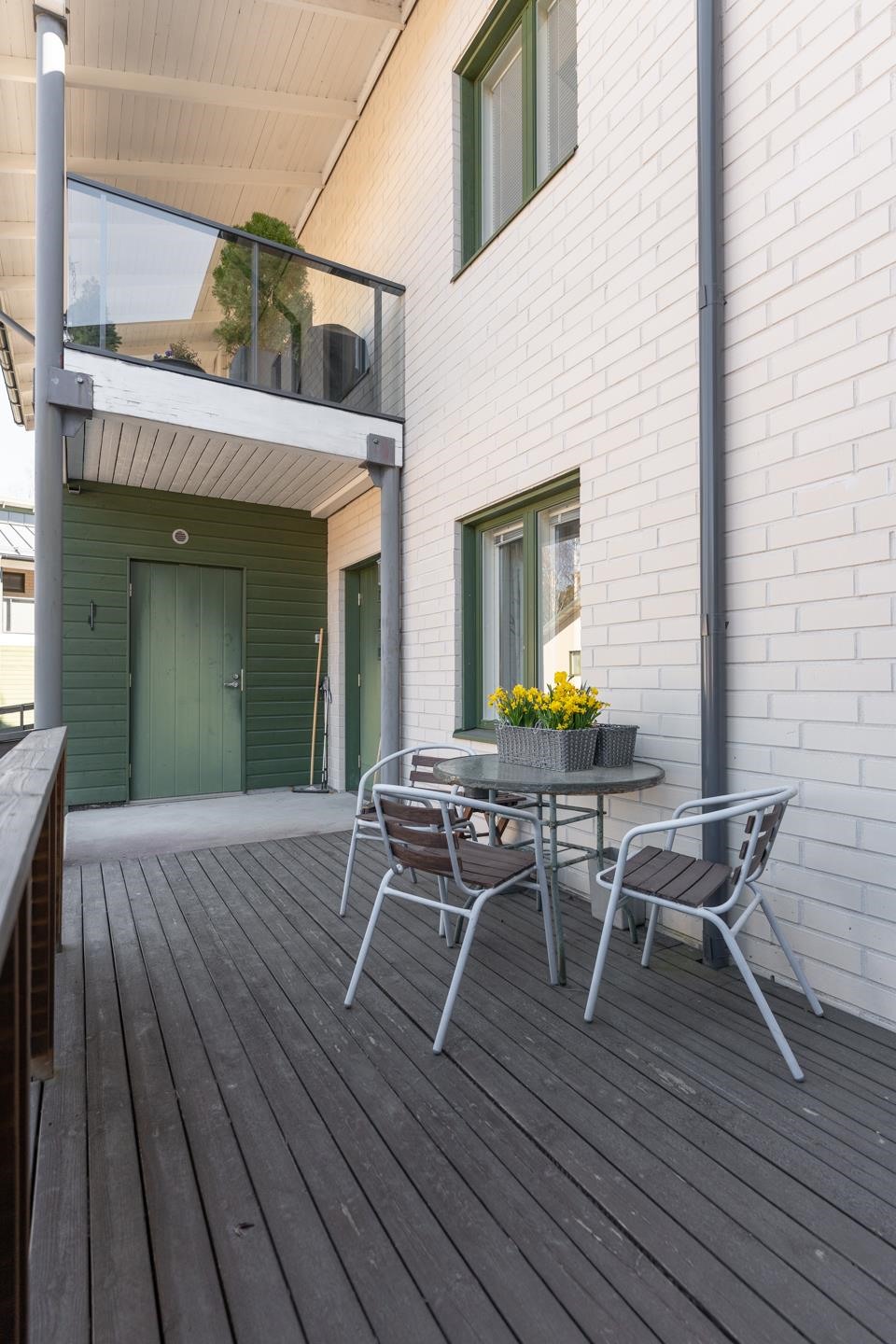 Terrass på framsidan / Terassi etupuolella