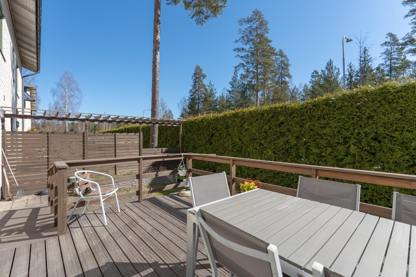 Terrass på bakgården / Terassi takapihalla