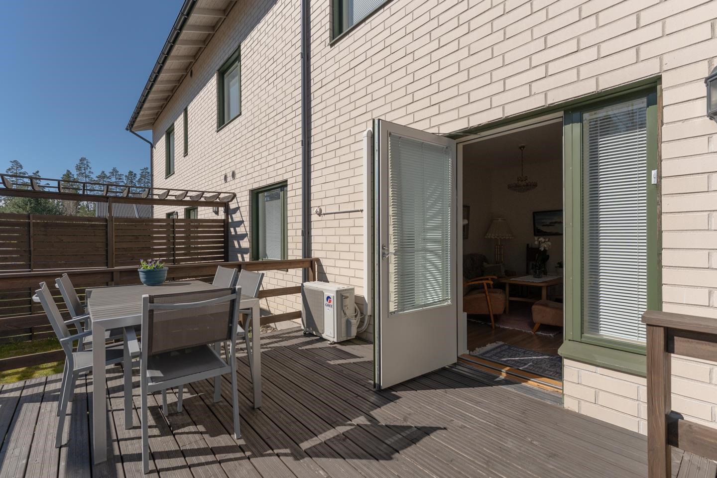 Terrass på bakgården / Terassi takapihalla