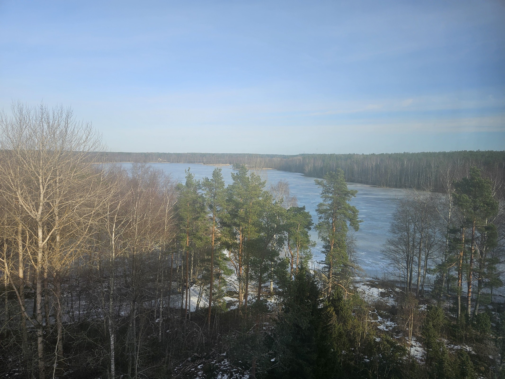 näkymä keittiöstä ja makuuhuoneesta