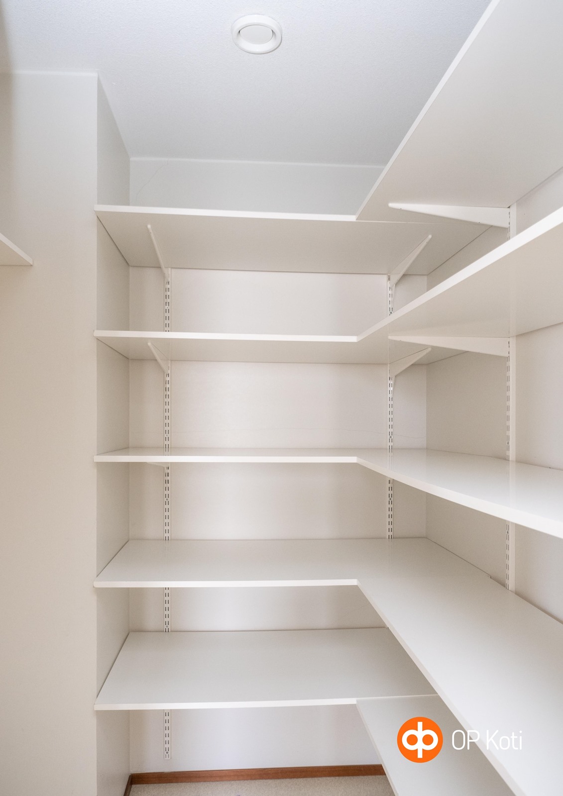 Makuuhuoneessa vaatehuone