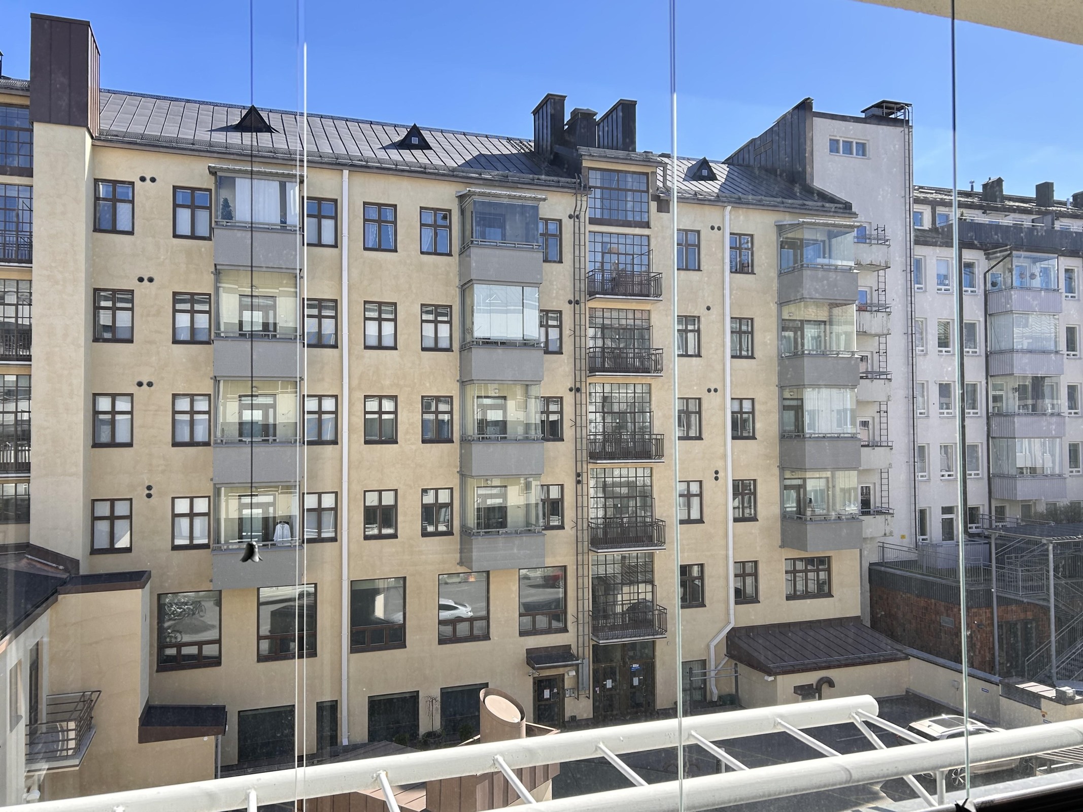 Näkymä parvekkeelta sisäpihalle