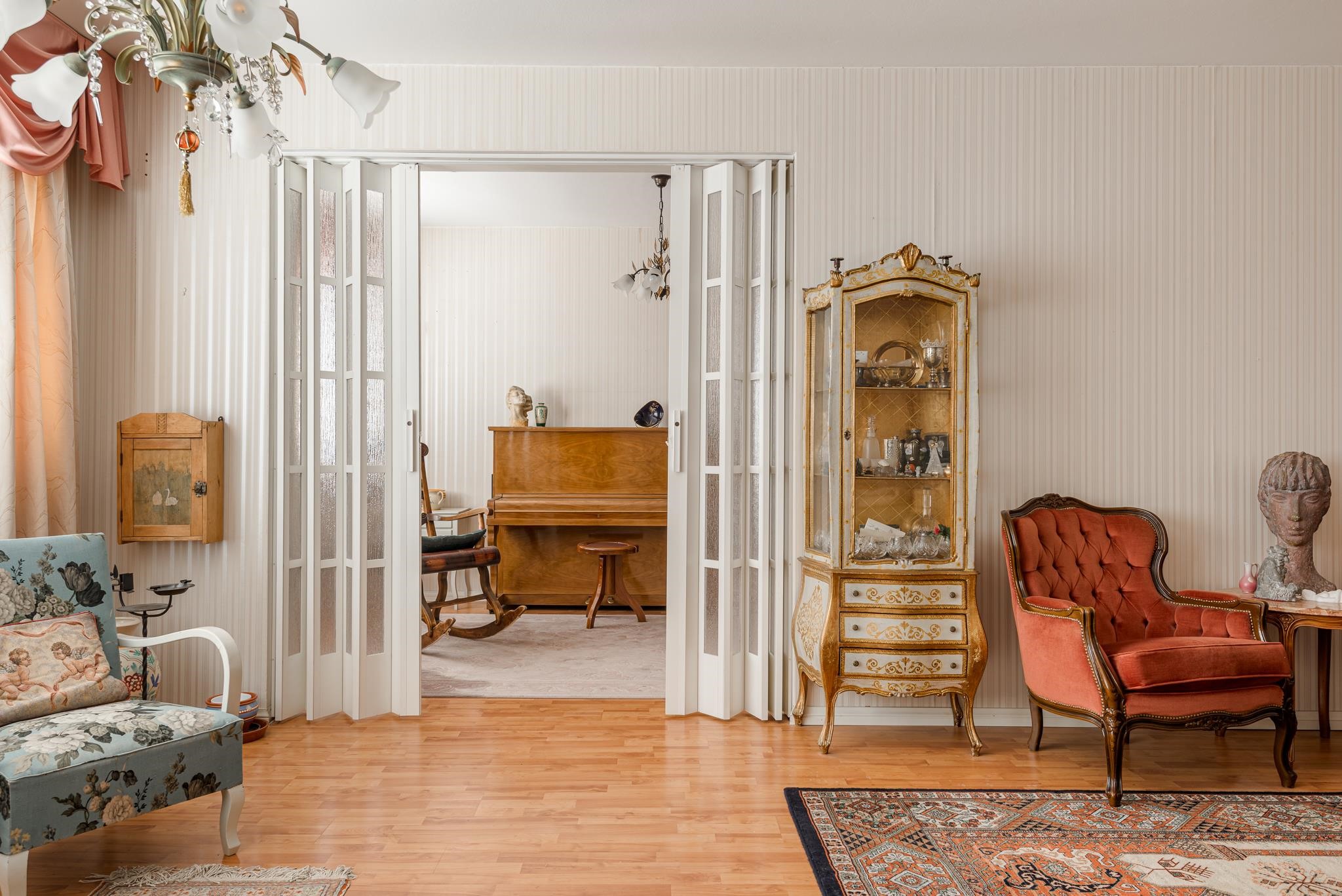 sisäänkäynti olohuoneesta makuuhuoneeseen