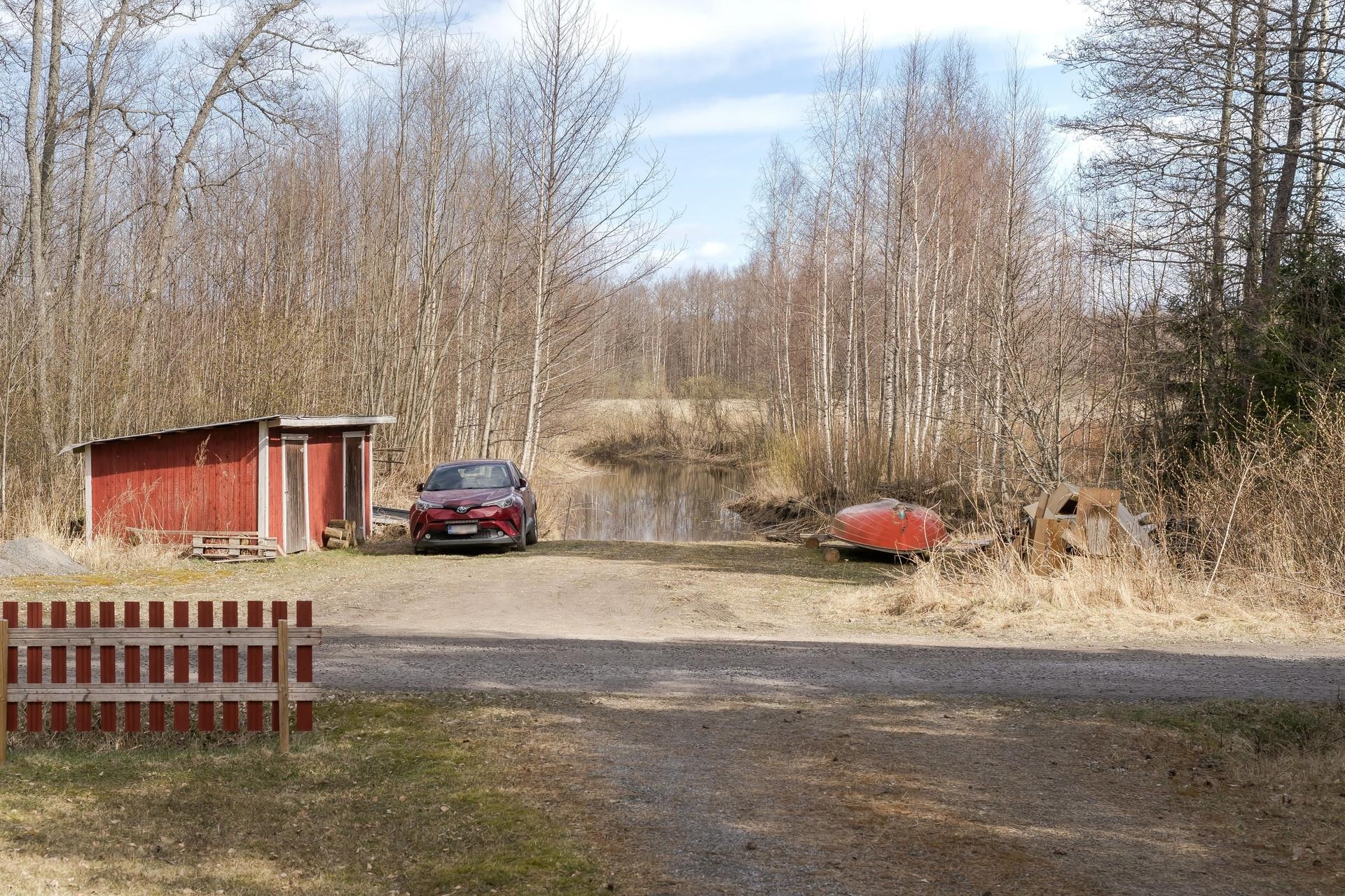 Mökin ja rannan välissä tie, josta ranta-alue alka