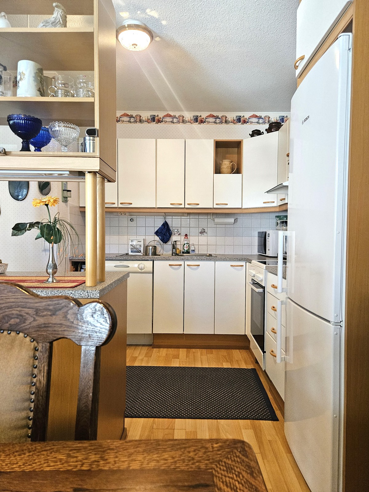 ruokailutilasta kohti keittiötä